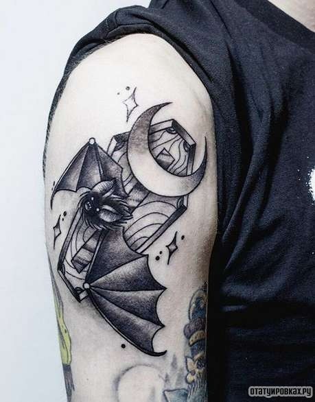 Фотография татуировки под названием «Летучая мышь, гроб и месяц»