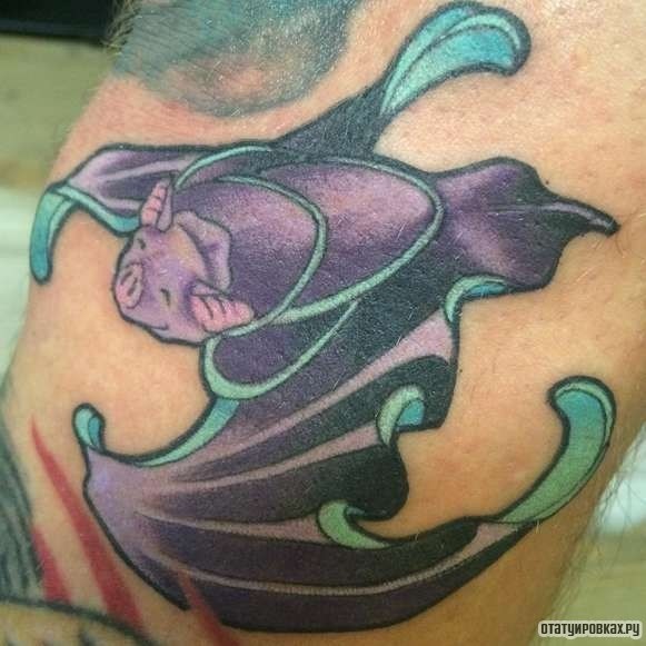 Фотография татуировки под названием «Летучая мышь сиренево-бирюзовая»