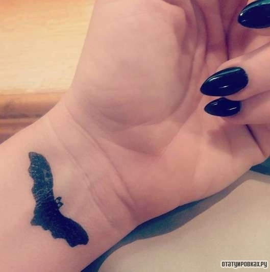 Фотография татуировки под названием «Летучая мышь маленькая»