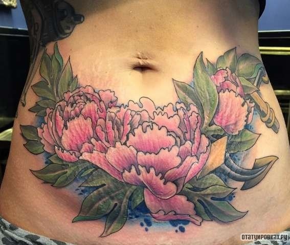 Фотография татуировки под названием «Пионы с листьями»