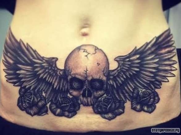 Фотография татуировки под названием «Череп с крыльями и розами»