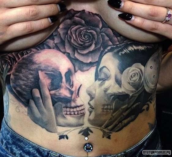 Фотография татуировки под названием «Девушка с черепом и розой»