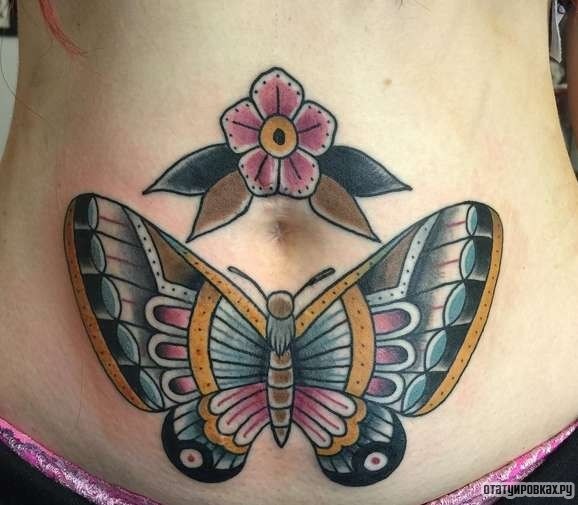 Фотография татуировки под названием «Бабочка и цветок»