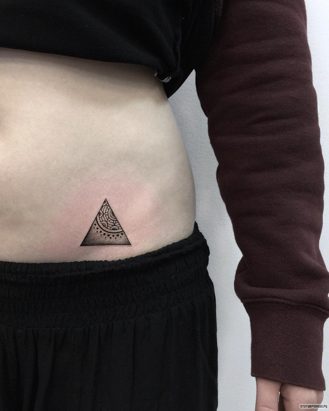 Фотография татуировки под названием «Треугольник с узором и точками»