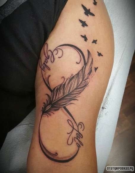 Фотография татуировки под названием «Бесконечность, перо и птицы»