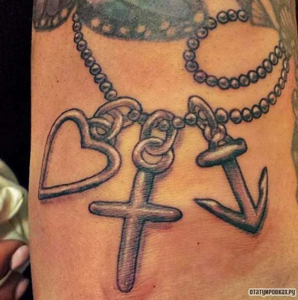 Фотография татуировки под названием «Оберег - сердце, крест и якорь»