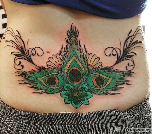 Фотография татуировки под названием «Узор из павлиных перьев»