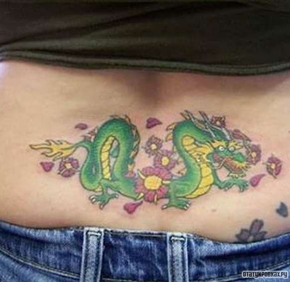 Фотография татуировки под названием «Дракоша с цветами»