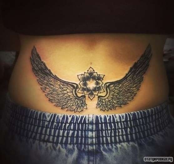 Фотография татуировки под названием «Звезда с крыльями»