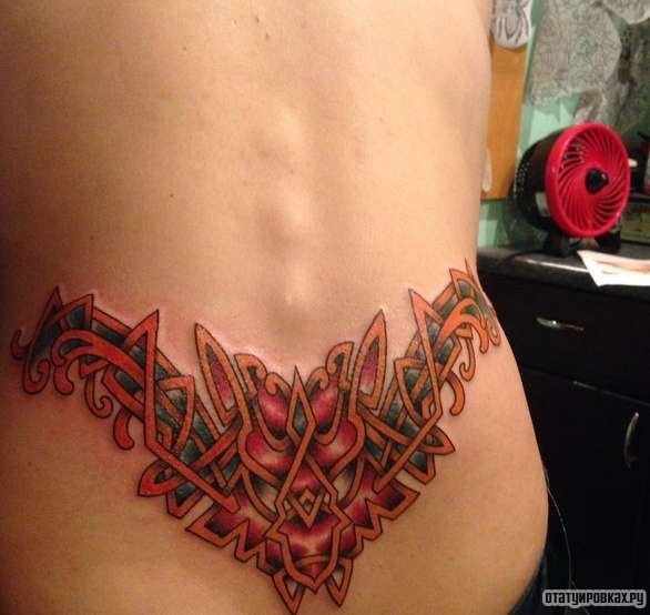 Фотография татуировки под названием «Узор в виде летучей мыши»