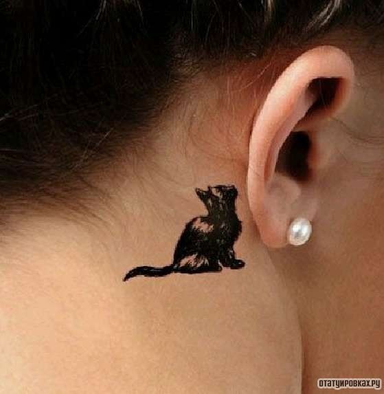 Фотография татуировки под названием «Кот за ухом»