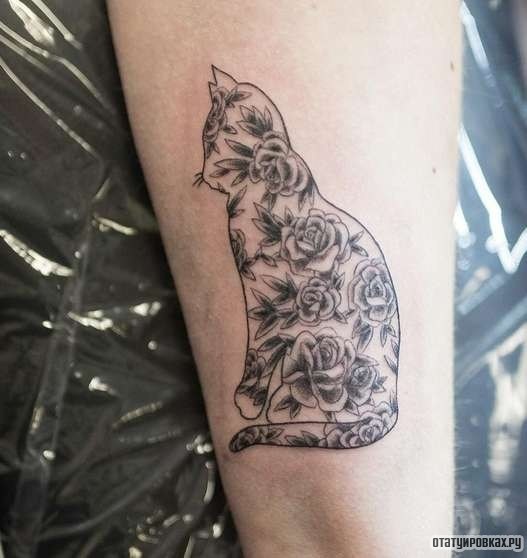 Фотография татуировки под названием «Кот - узор из роз»