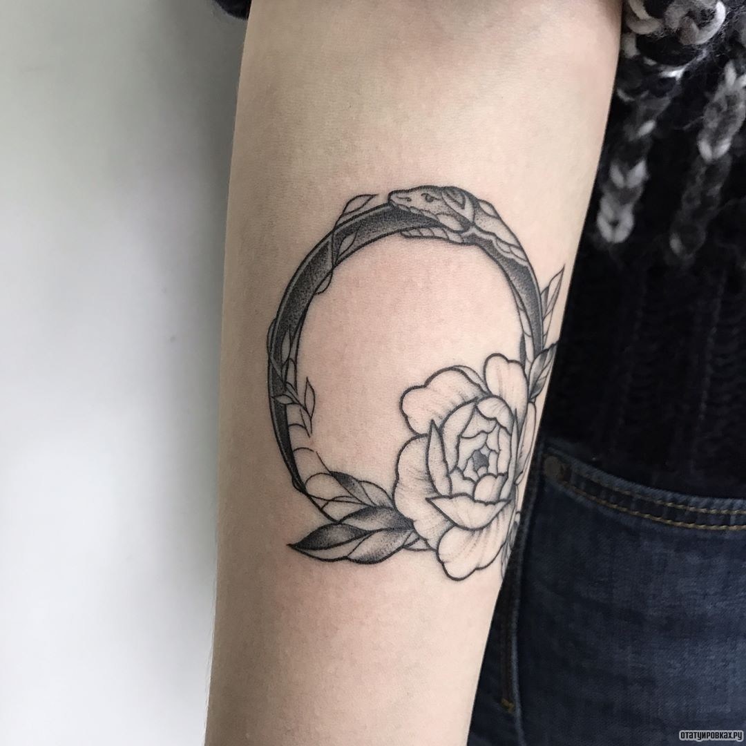 Фотография татуировки под названием «Уроборос с розой и змеей»