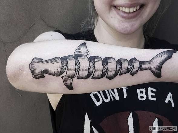 Фотография татуировки под названием «Акула молот»