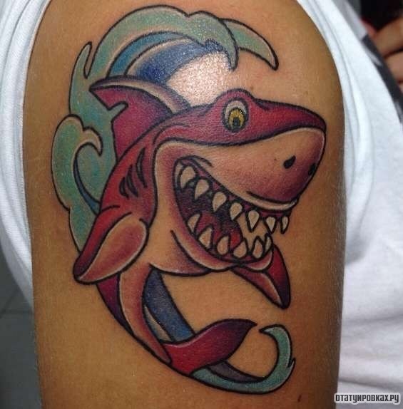 Фотография татуировки под названием «Акула и волна»