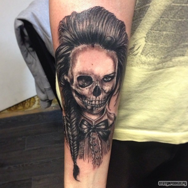 Фотография татуировки под названием «Девушка с лицом в виде черепа»