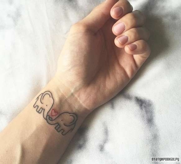 Фотография татуировки под названием «Два слоненка на запястье»