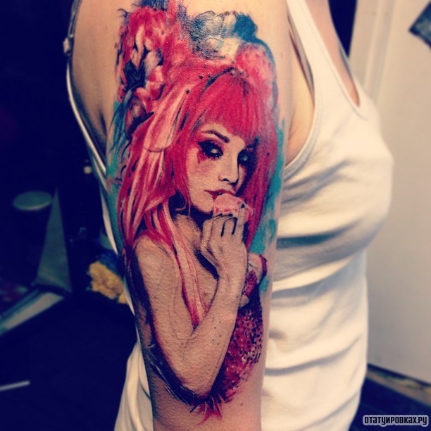 Фотография татуировки под названием «Девушка с красными волосами»