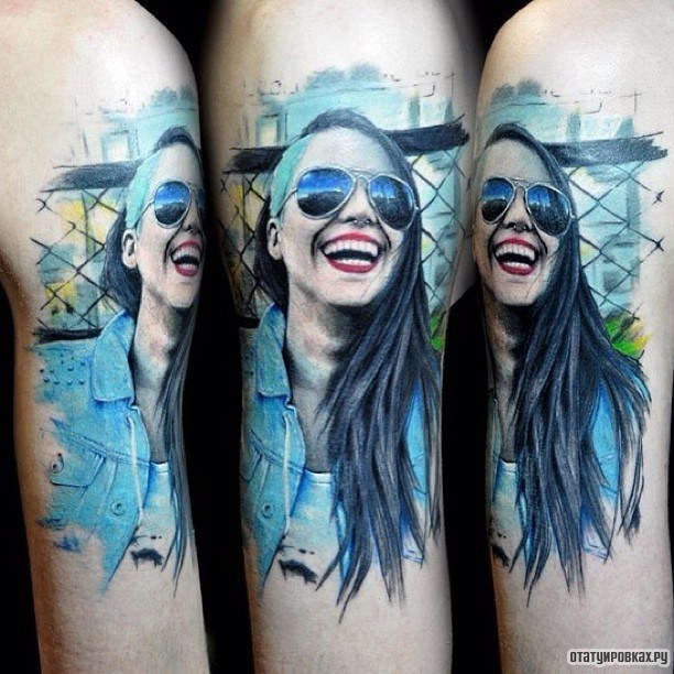 Фотография татуировки под названием «Девушка улыбается»