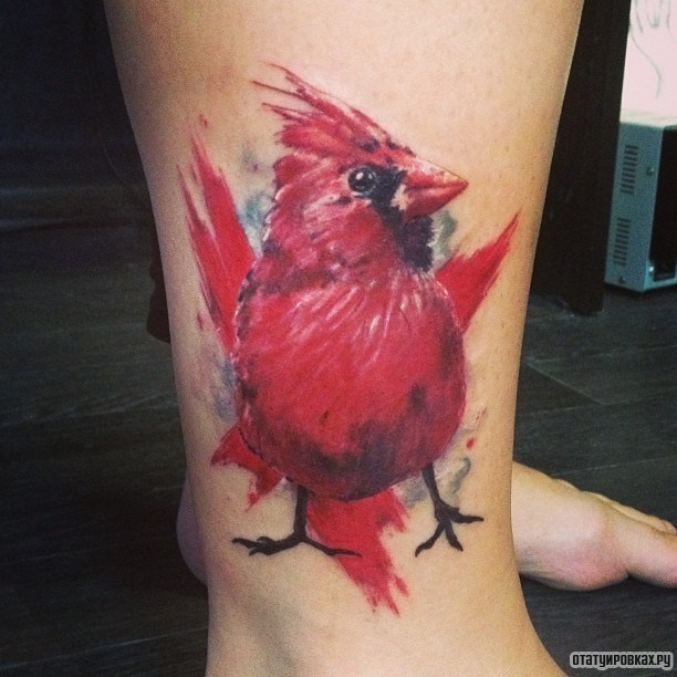 Фотография татуировки под названием «Красный птенчик»