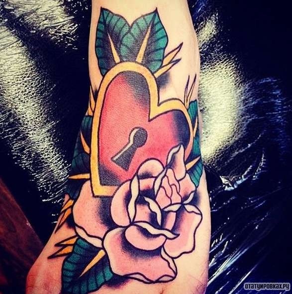 Фотография татуировки под названием «Сердце в виде замка и роза»