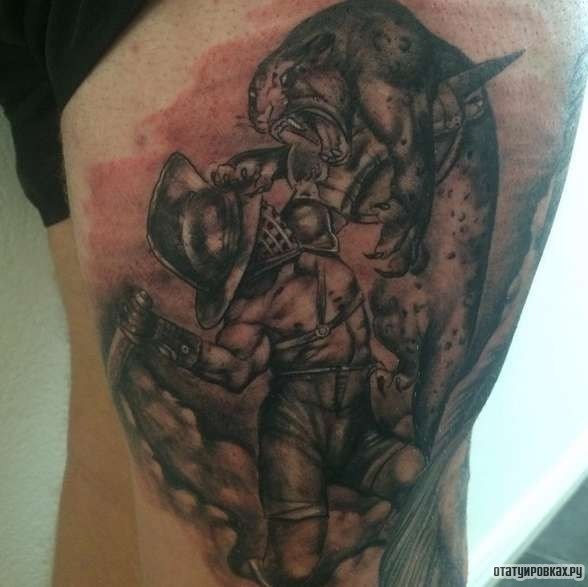 Фотография татуировки под названием «Гладиатор убивает тигра»
