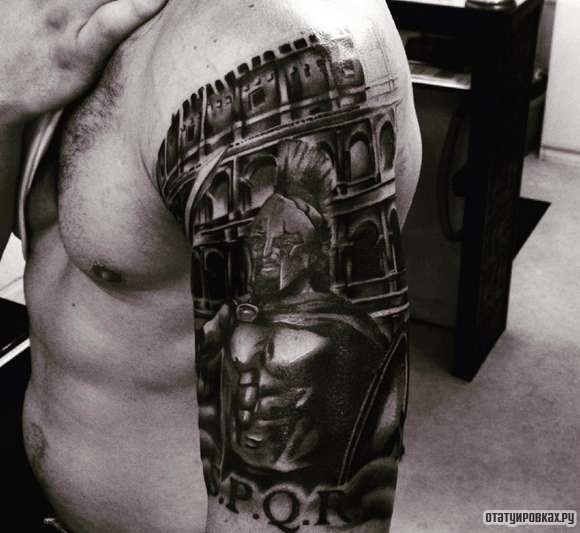 Фотография татуировки под названием «Гладиатор на фоне арены»