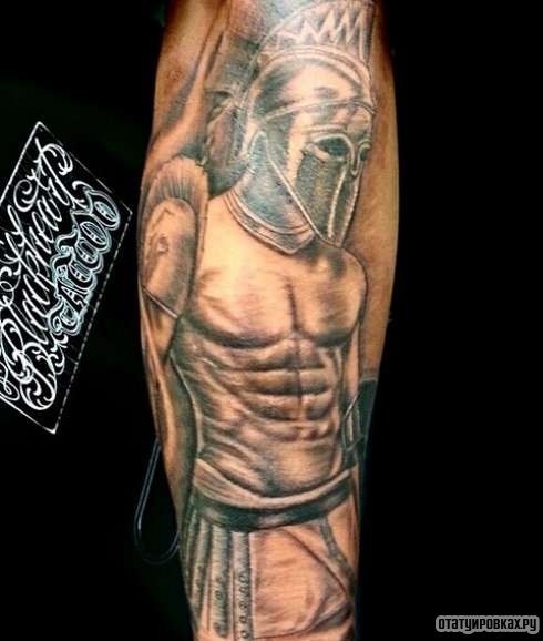 Фотография татуировки под названием «Гладиатор с голым торсом»