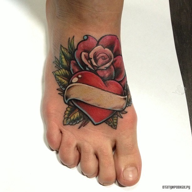 Фотография татуировки под названием «Роза с сердцем и лентой»