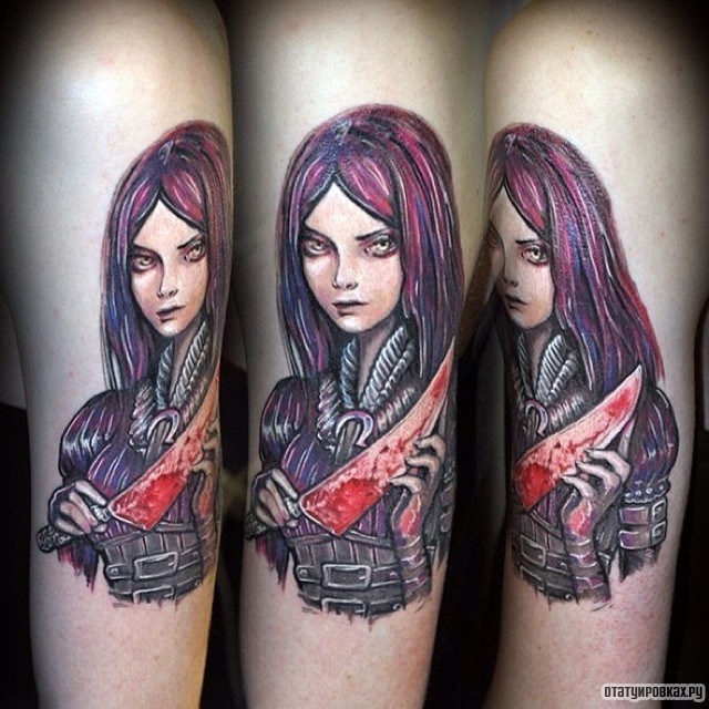 Фотография татуировки под названием «Девушка с кровавым ножом»