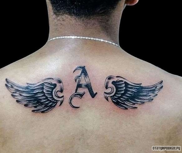 Фотография татуировки под названием «Крылья и буква А»