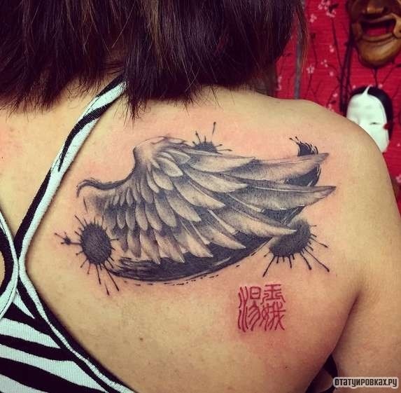 Фотография татуировки под названием «Крыло с кляксами»