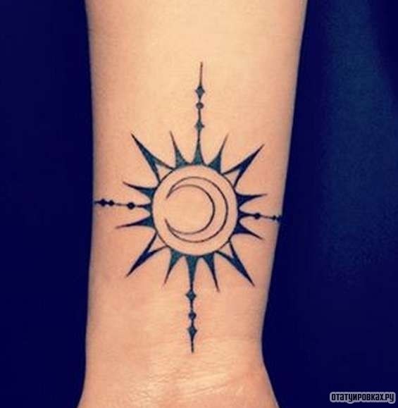 Фотография татуировки под названием «Солнце и месяц - узор»