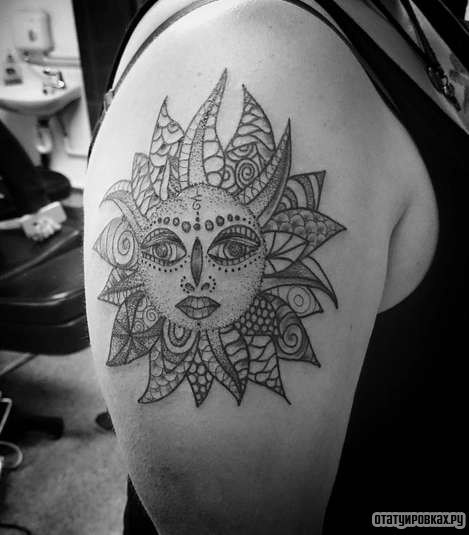 Фотография татуировки под названием «Солнце с большими глазами и губами»