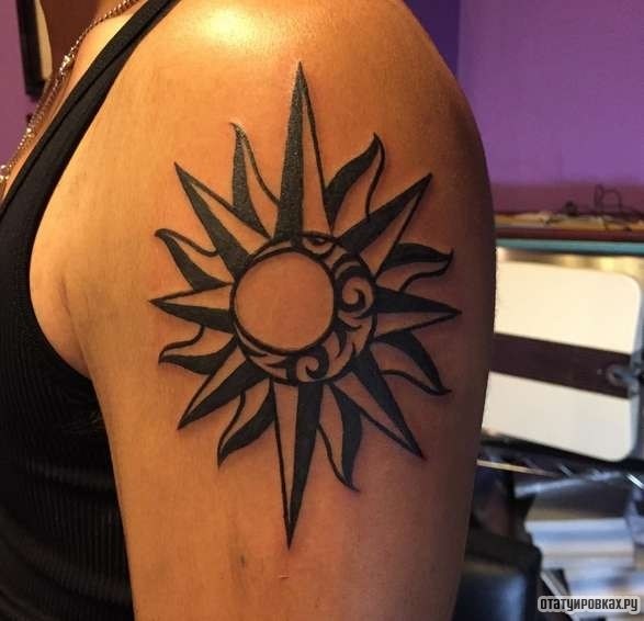 Фотография татуировки под названием «Солнце, месяц и звезда»