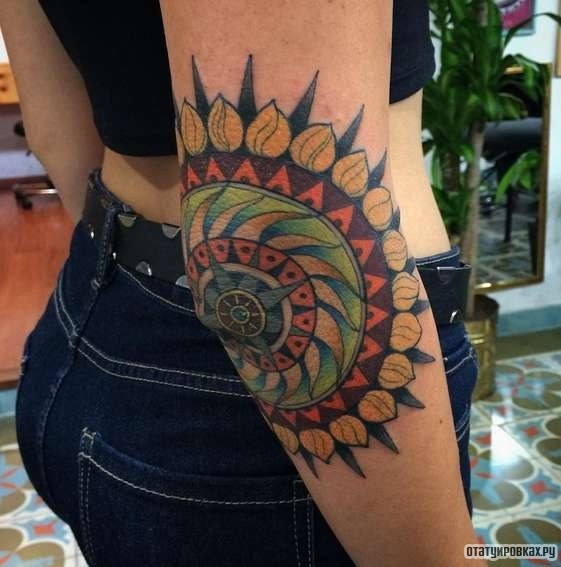 Фотография татуировки под названием «Большое солнце с узорами»