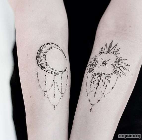 Фотография татуировки под названием «Солнце и месяц»