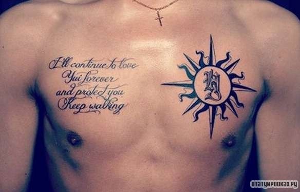 Фотография татуировки под названием «Звезда в виде солнца и надпись»