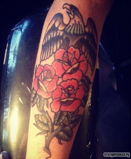 Фотография татуировки под названием «Орел с розами»