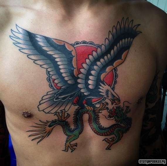Фотография татуировки под названием «Орел тащит дракона»