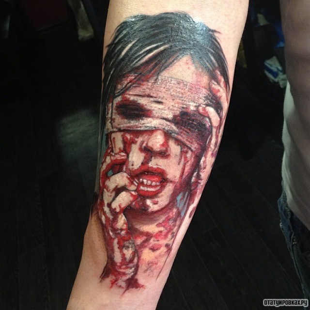 Фотография татуировки под названием «Девушка с кровавым лицом и повязкой на глазах»