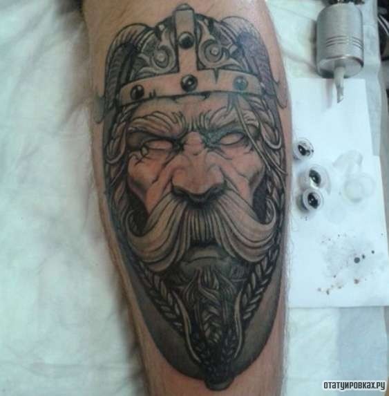 Фотография татуировки под названием «Усатый викинг»