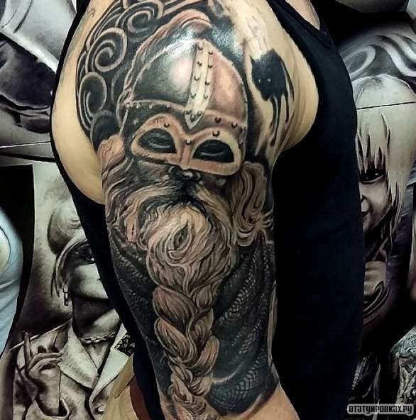Фотография татуировки под названием «Викинг в шлеме с косой»