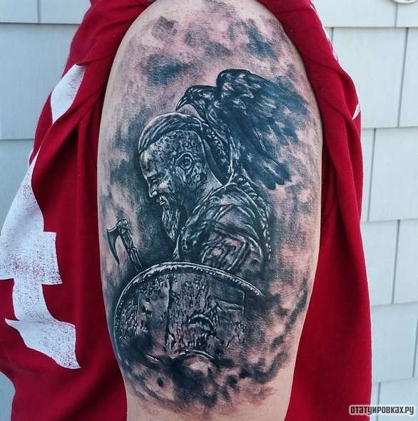 Фотография татуировки под названием «Викинг с щитом и вороном»
