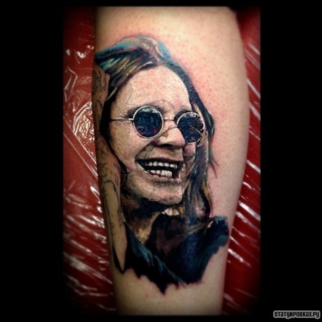 Фотография татуировки под названием «Портрет человека в круглых очках»
