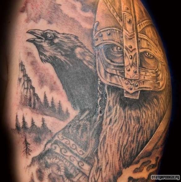 Фотография татуировки под названием «Викинг и ворон»