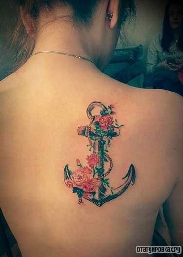 Фотография татуировки под названием «Якорь в розах»