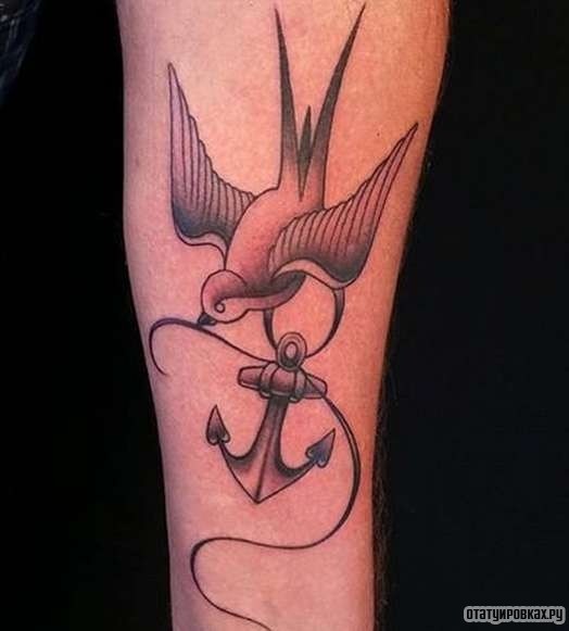 Фотография татуировки под названием «Ласточка с якорем»