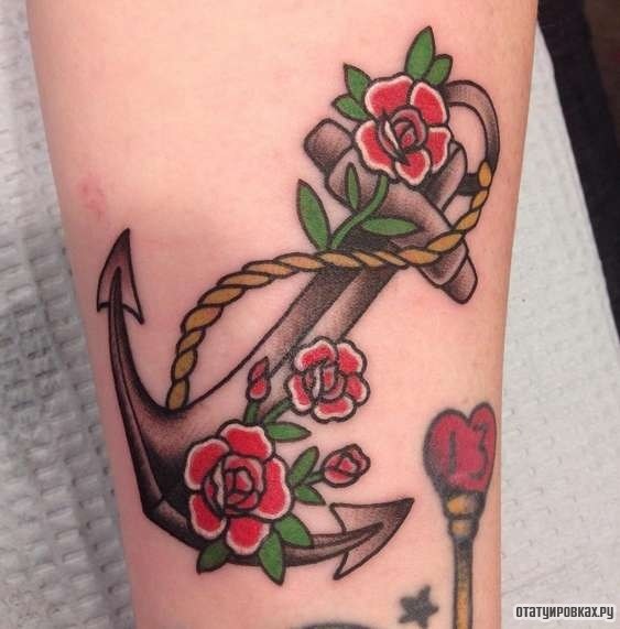 Фотография татуировки под названием «Якорь на канате с розами»