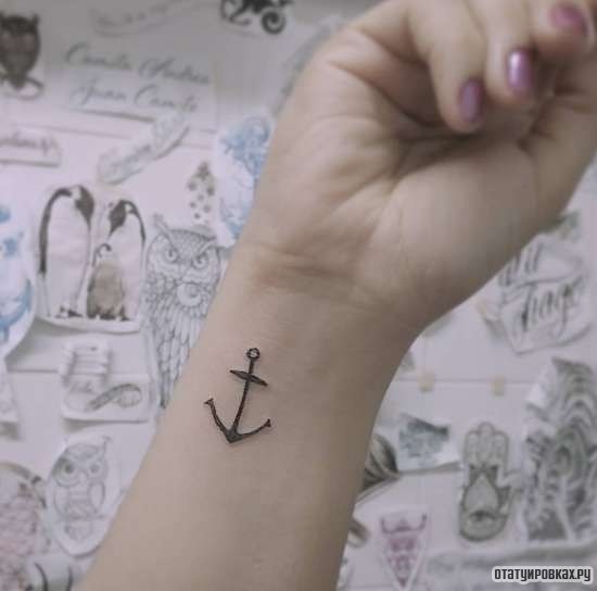 Фотография татуировки под названием «Маленький якорь»